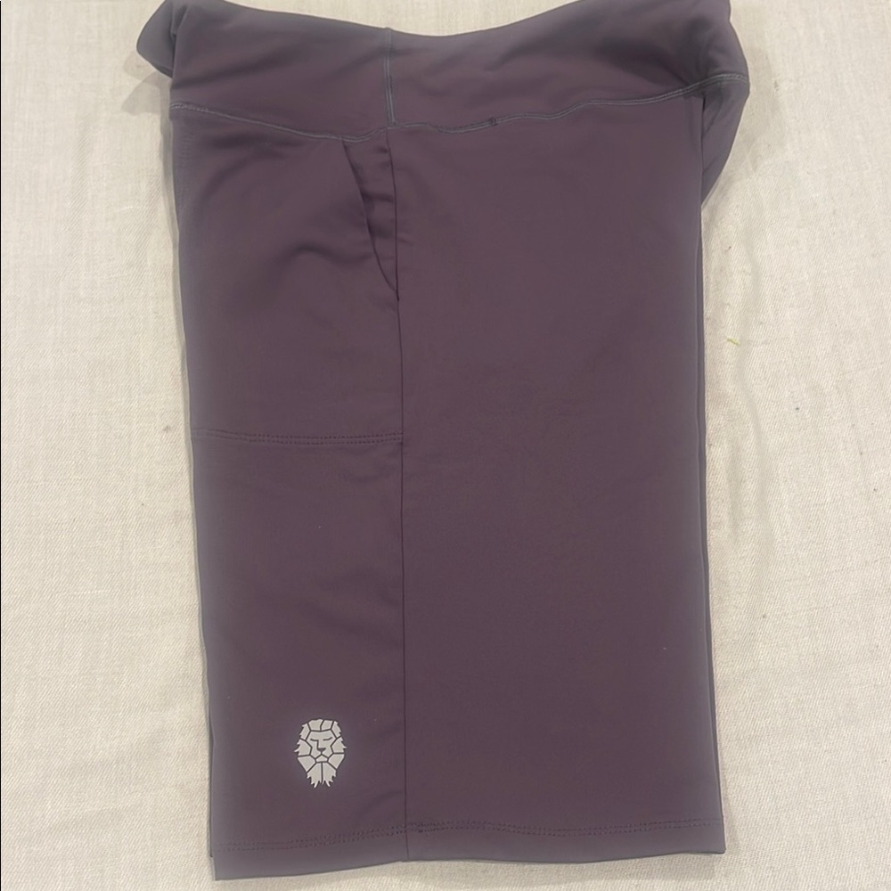 B25017 PIQIDIG Comfortable purple athletic shorts with a stylish design. SZ L